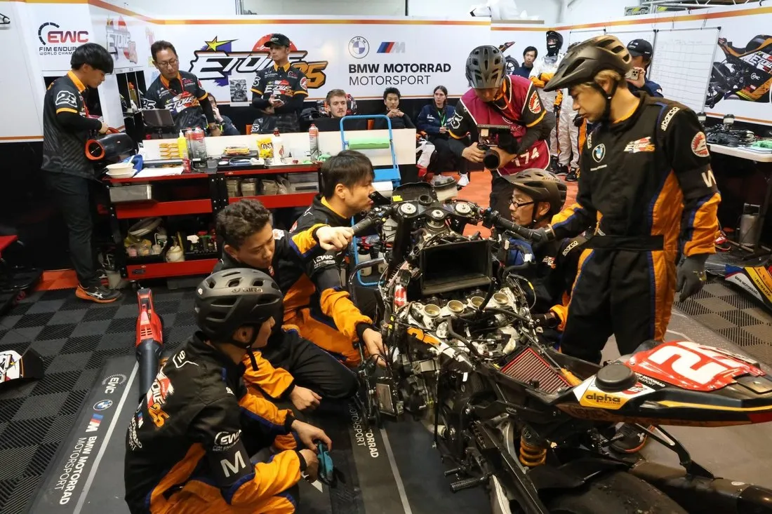 Team Étoile のクルーによるピットガレージでの整備