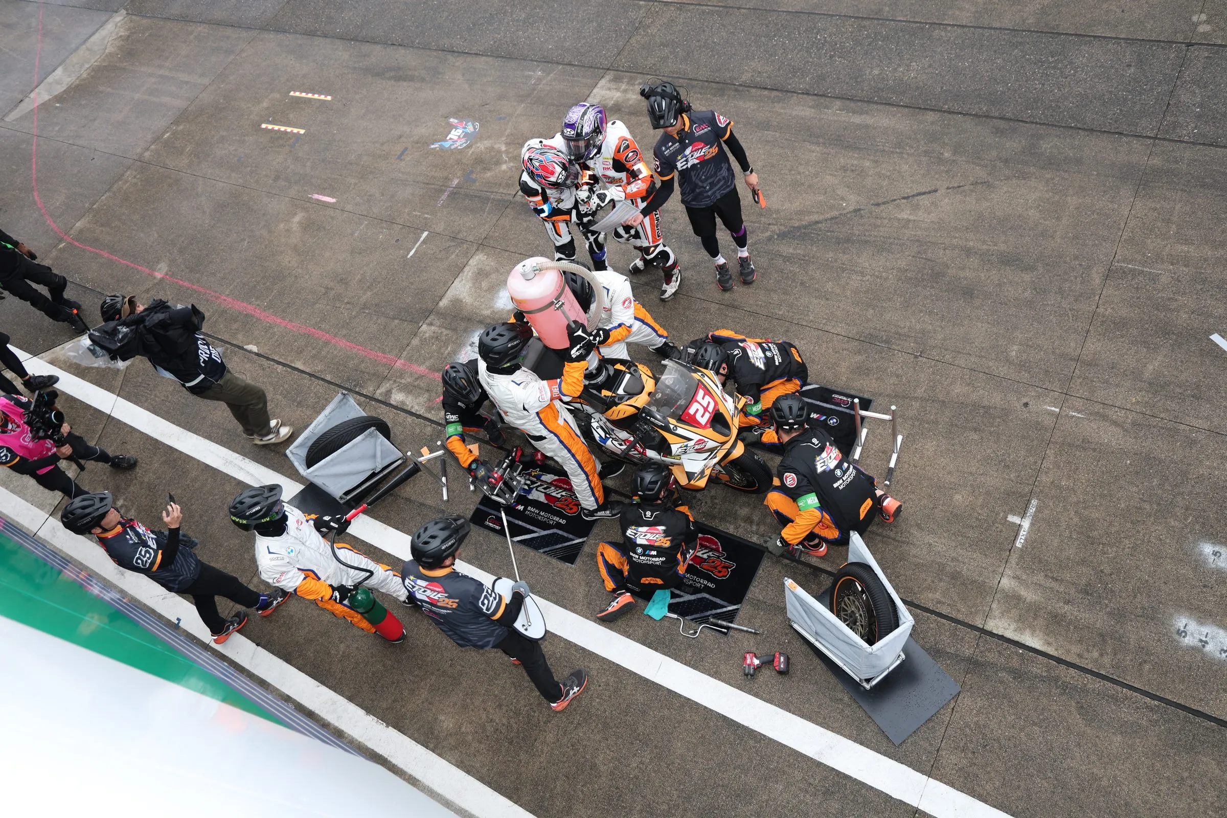 鈴鹿8時間耐久 2026 — 給油とライダー交代を行う Team Étoile のピット作業を真上から