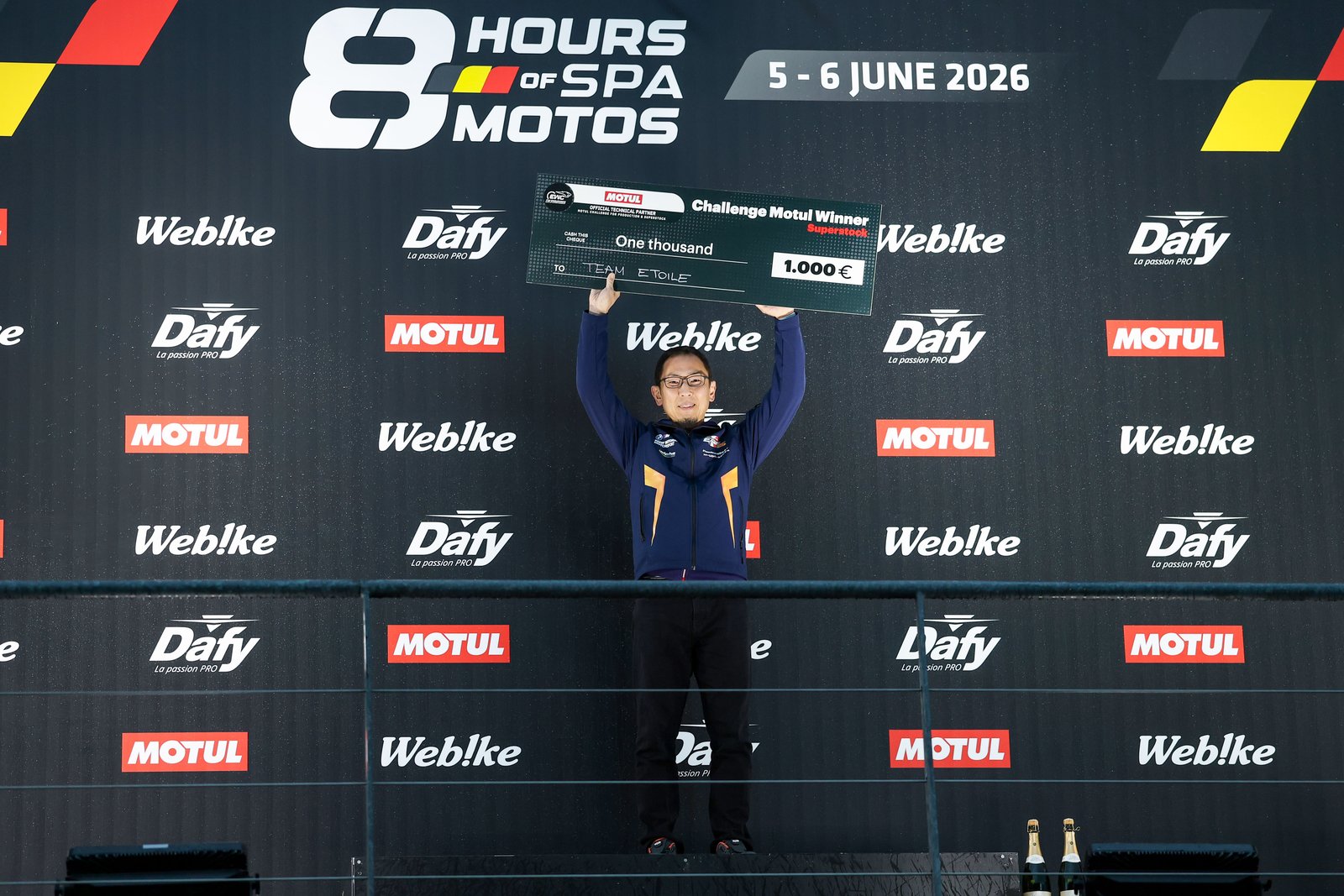 市川貴志監督が表彰台で Challenge Motul アワードを受け取る様子